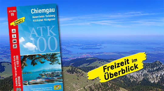 Im Hintergrund befindet sich ein Panoramabild vom Chiemsee. Im Vordergrund ist das Cover der ATK100-19 Chiemgau und ein gelber Pinselstrich mit der Schrift "Freizeit in Bayern" abgebildet.