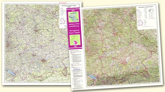 Zwei Historische Topographische Karten von Bayern im Maßstab 1:500.000 liegen nebeneinander. Die rechte Karte ist gerade angeordnet und die linke Karte ist leicht schräg und zeigt noch den violetten Umschlag.